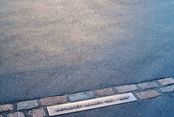 Bronzetafel im Boden zum Gedenken an die Berliner Mauer