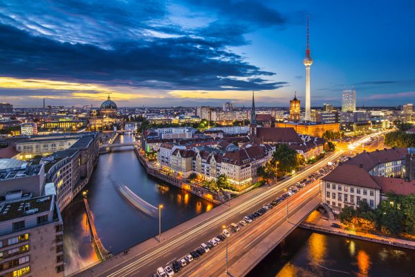 Blick auf Berlin in der Abenddämmerung